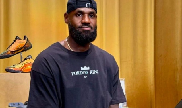 英雄联盟直播-詹姆斯：我过去十年赚了47亿，C罗：我51亿，他：都让一让|克里斯蒂亚诺·罗纳尔多|梅威瑟|莱昂内尔·梅西|梅西|迈克尔·乔丹_新浪体育_新浪新闻